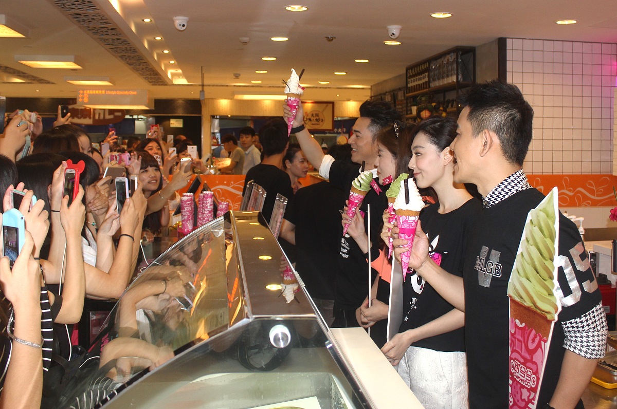 2014年09月27日,上海,潮人李晨出席甜品店开业活动.***_***李晨