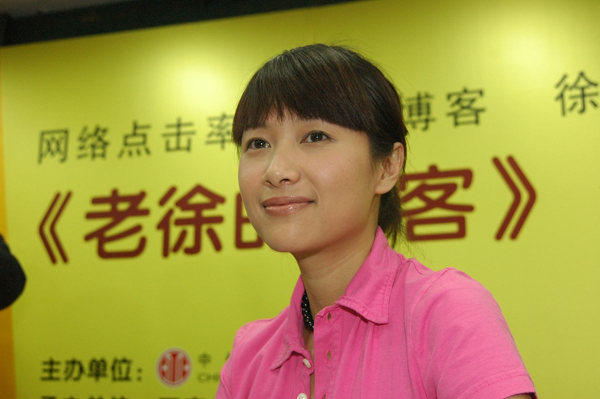 2006年4月11日,徐静蕾的新书《老徐的博客》在北京举办签名会+++_+++