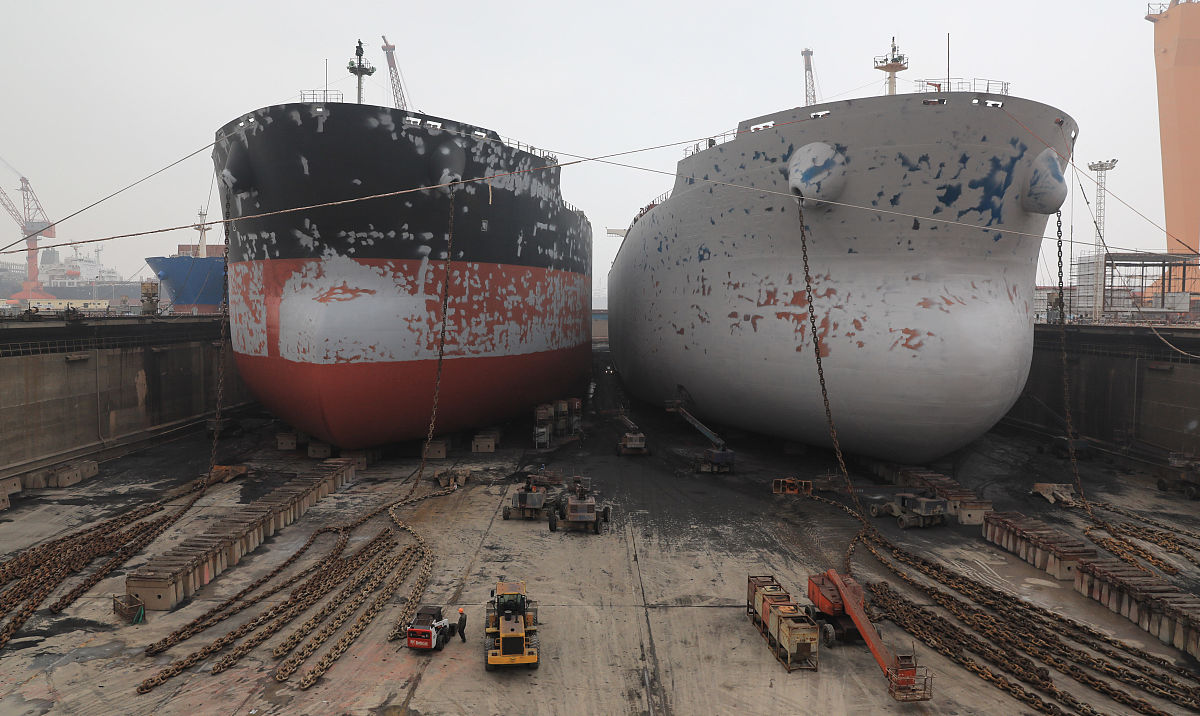 大轮船与陶罐和铁罐中的铁罐有什么相似之处？