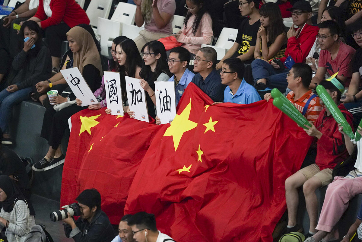 中国护照和国旗带给海外同胞希望和安全感