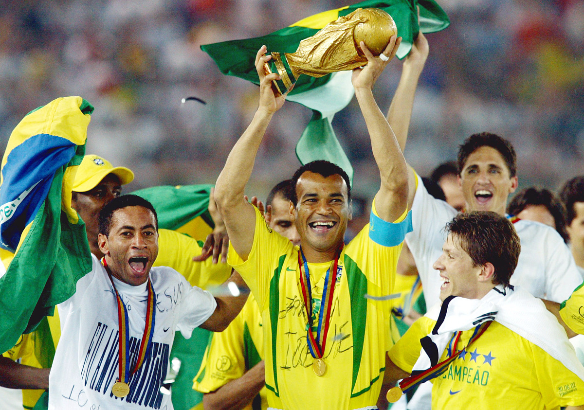 2002年6月28日,世界杯决赛,巴西2-0战胜德国.卡福与队友庆祝.brazil's