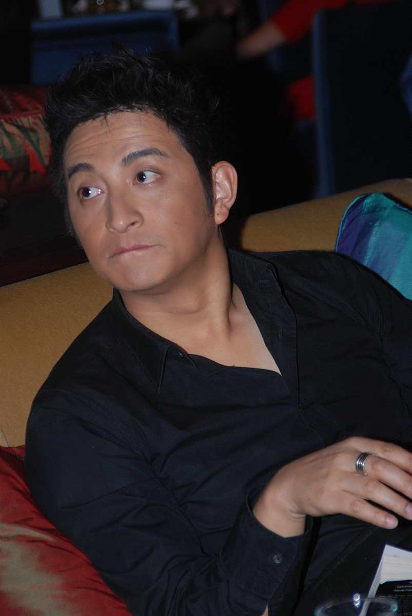 2008年10月14日,上海,快乐男生吉杰出席某活动前,到酒店书吧静静一人