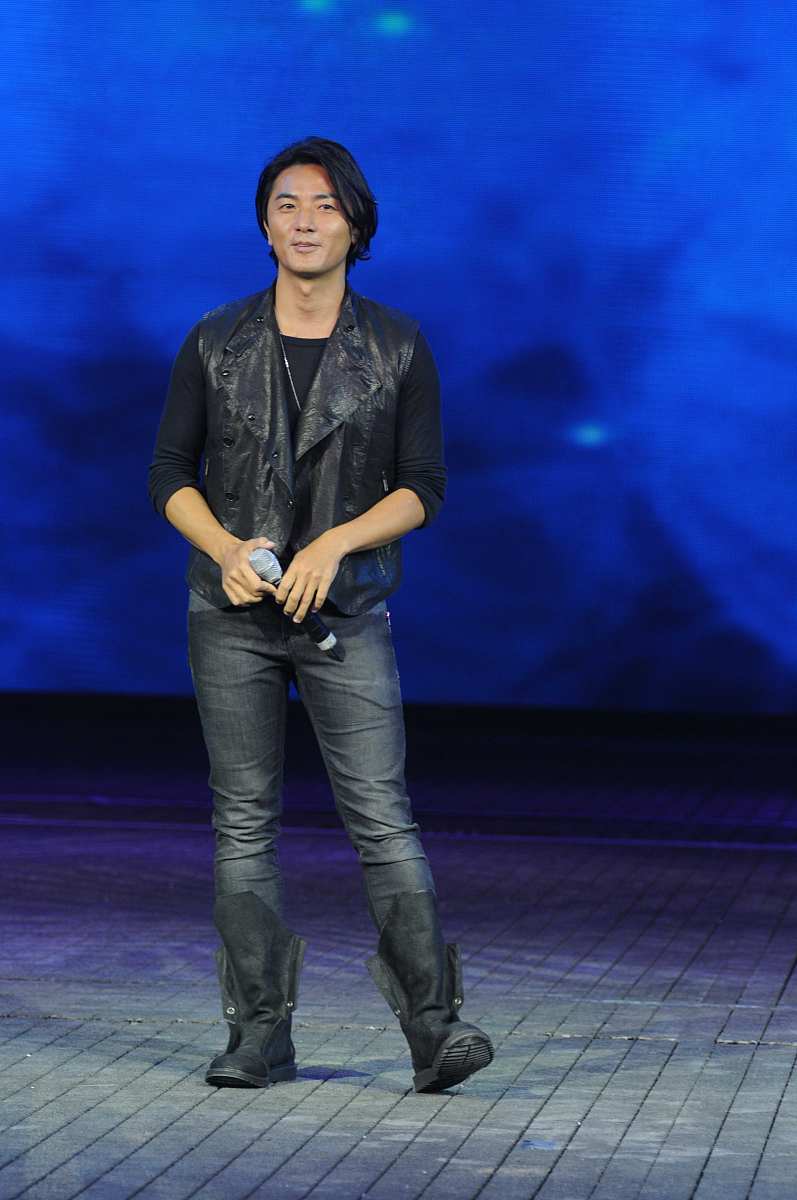 2012年06月4日,杭州,明星出席代言活动.***_***郑伊健,吴大维+++_+++