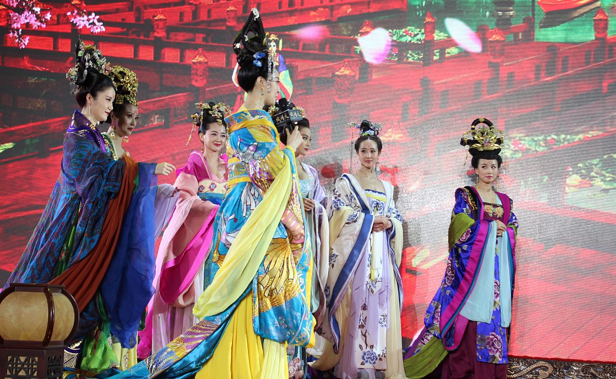 以武则天的生平为线索选取两件对该历史人物影响最为深远的历史事件说明该历史事件对该历史人物、对该历史时期和对中国历史发展的影响。 字数1500字。 参考《资治通鉴》《中国通史》《旧唐书》《新唐书》。加入文中引用。