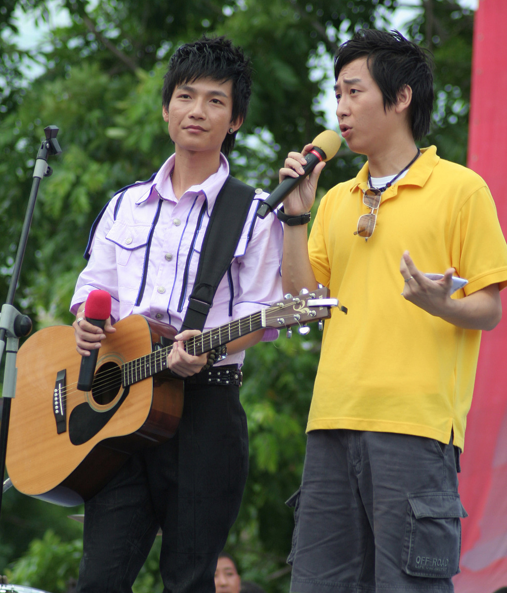 2007年6月30日,海南,"快乐男生"全国四强之一的选手陈楚生回到故乡海