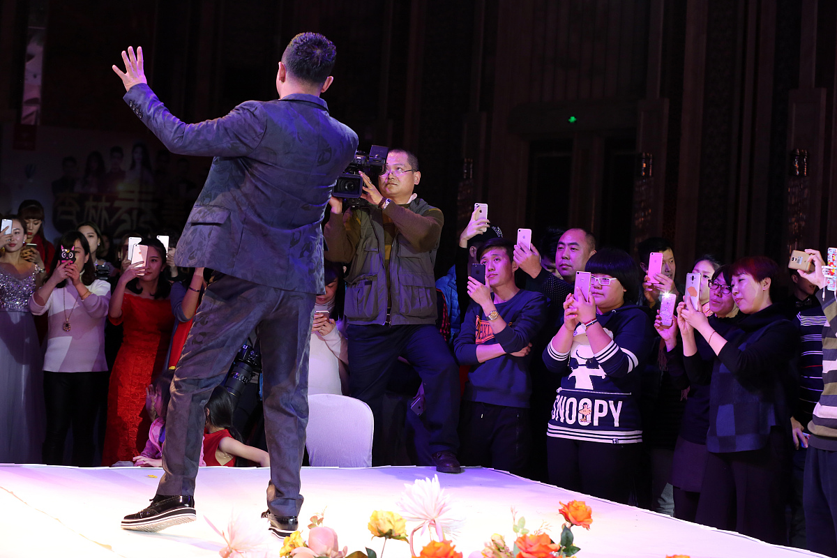 路边鼓掌：一位老魔术师的真挚与美好