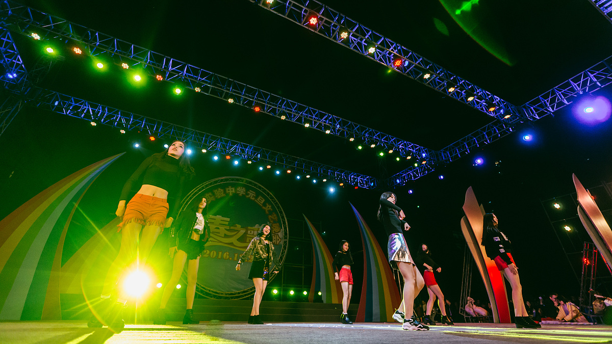 设计服装表演舞台时应考虑哪些因素