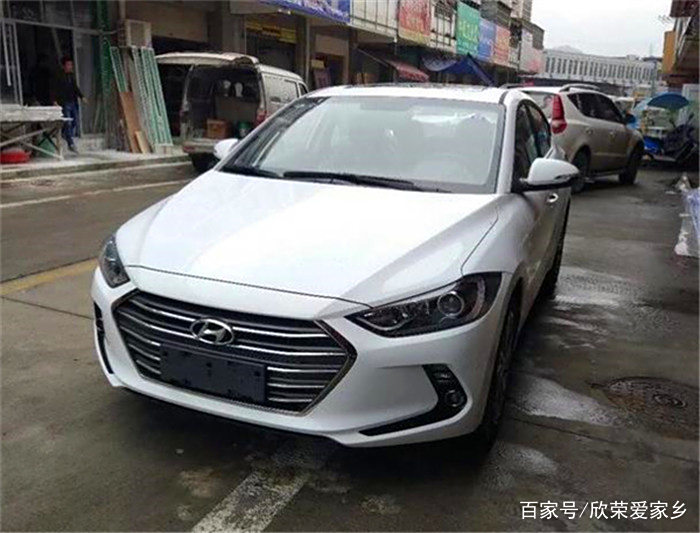 白色北京现代领动:发动机噪音比较小,轻轻一踩推背感立马就来,用着