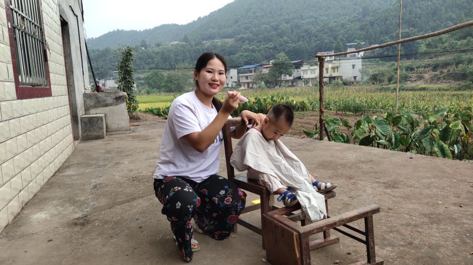 雯雪给糖宝理发,没想到他还挺配合的,好期待他的新发型