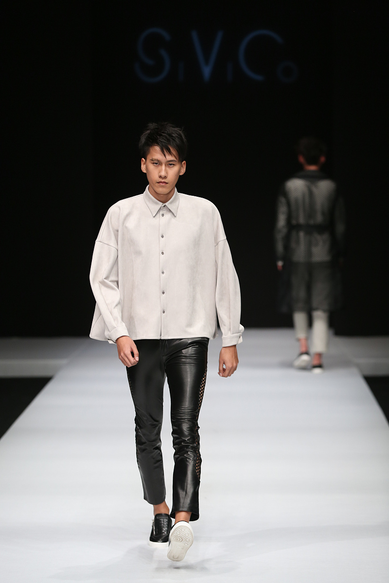 请用准备且具有文学性的中文翻译以下内容。In purchasing clothes you have the advantage of being able to see how the fabric works for a particular garment But you should still consider the following things about the fabric