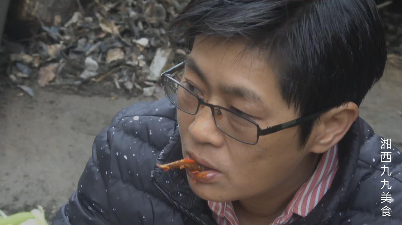 九九剁椒炒小干鱼,一碗金红的鱼,太下饭了