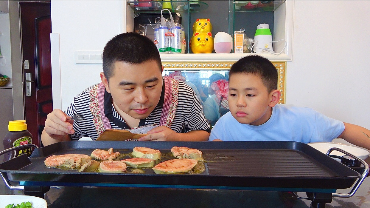 超小厨300元买法国鹅肝,用烤盘一次煎八块,名贵食材确实好吃