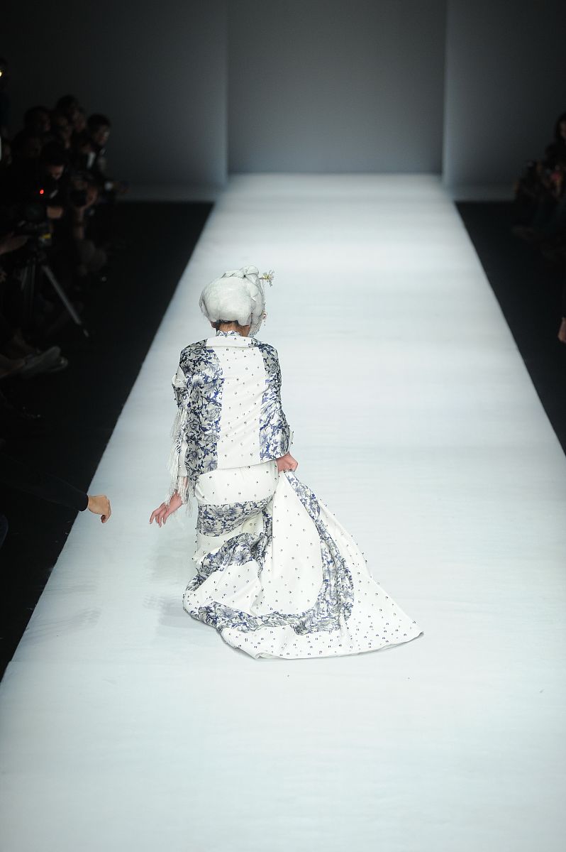 我有一个服装设计作品主题是《线》表达在亲密关系中的关心带来的温暖与束缚可以帮我为这个作品写一个500字左右的摘要吗我想要词汇更加丰富