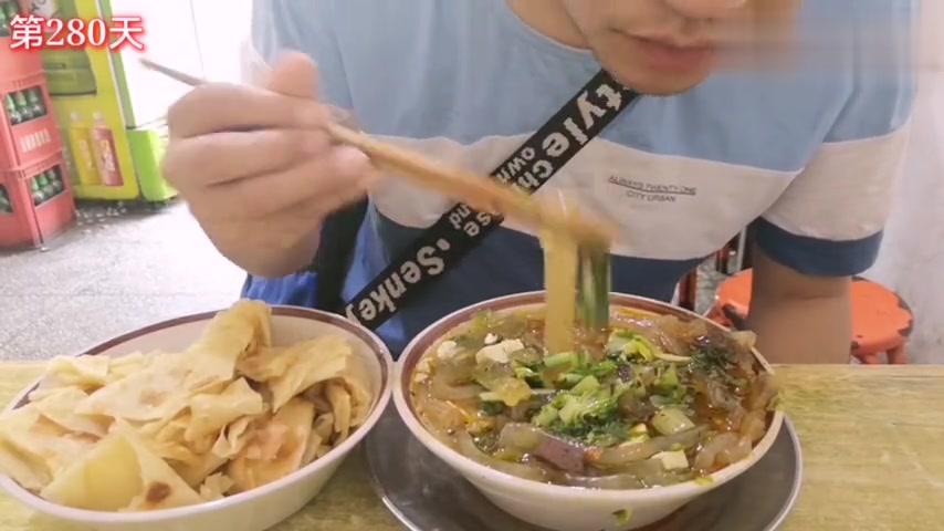 小伙品尝安阳特色早餐扁粉菜,高汤熬制配上饼吃,特得劲儿