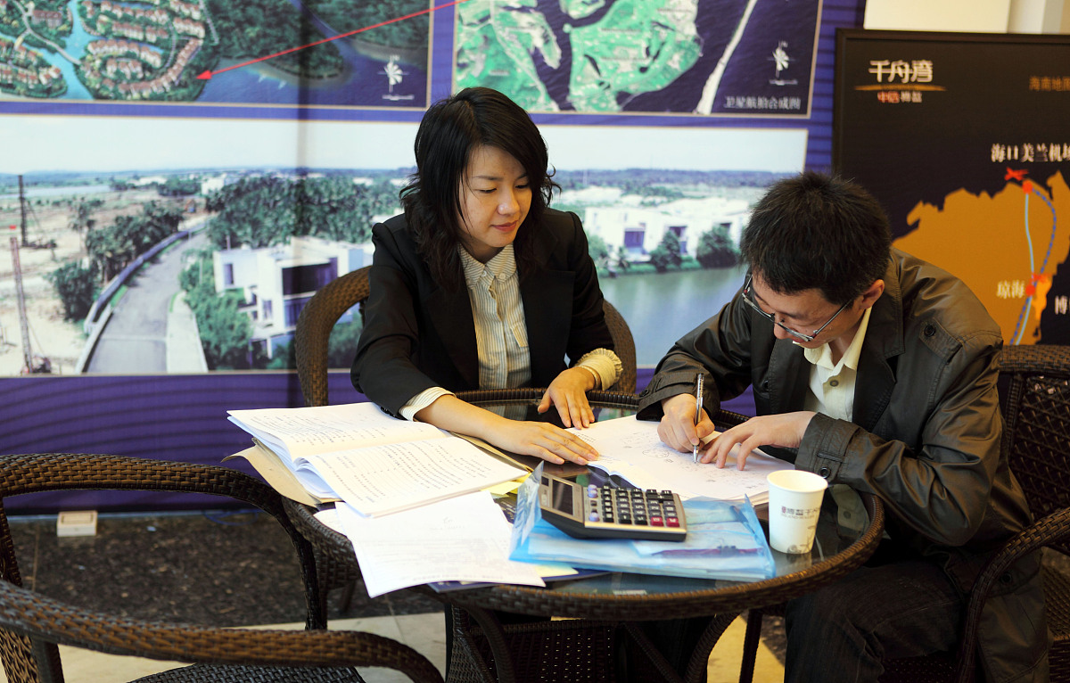 请用自己的语言重新表述下面文本调整文本表达及结构不要改变最终文本意思：项目质量是国家现行的有关法律、法规对房地产项目的安全性能、美观程度以及抗灾抗害能力的综合要求。项目质量管理ProjectQualityManagement不仅要求在项目实施过程中确保每项工作的质量更是要求最后整体项目呈现的产品合乎标准。整个建设项目作为一个整体分解开来包括构成整个项目的子项目以及各项 相关工作环节项目的质量体现在