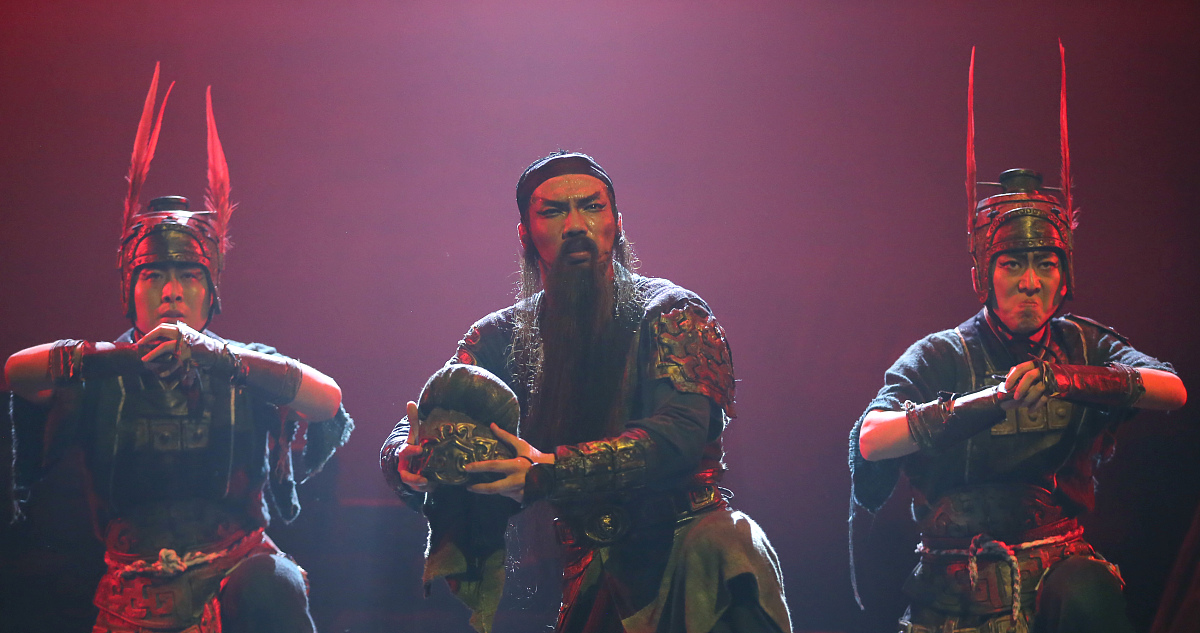 跨越时空的英雄传奇：关羽与卡西莫多