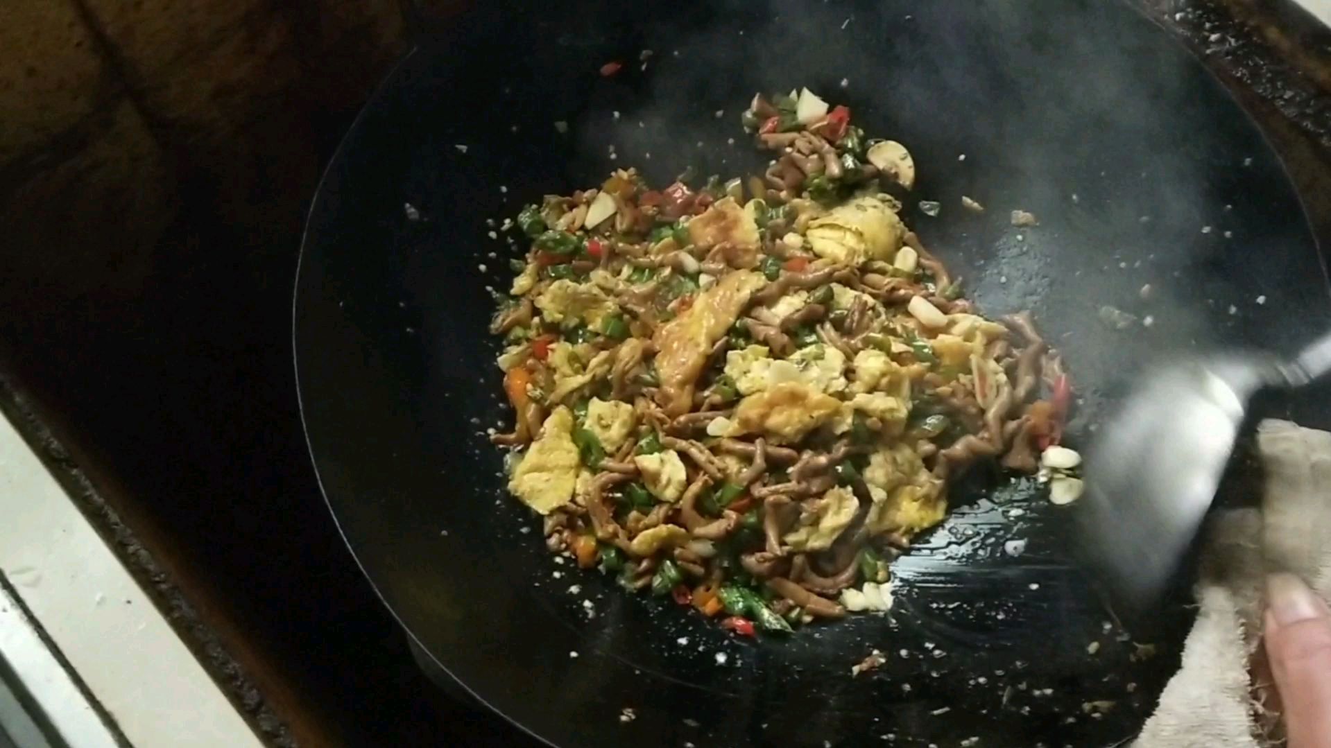 鸭肠炒鸡蛋这样炒真好吃!方法简单,一看就学会了!
