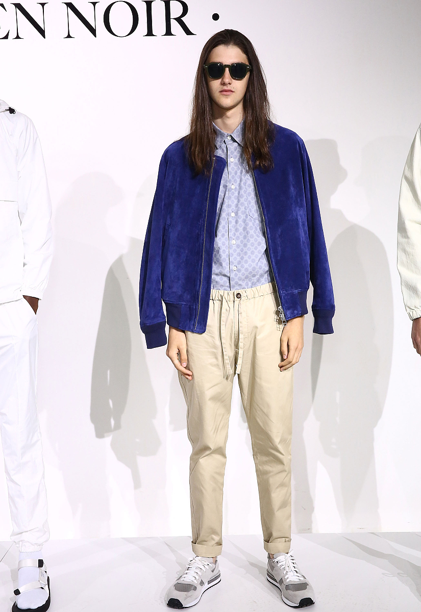 用美式英语写3条关于女士秋冬长袖修身连帽夹克牛仔短上衣外套 浅蓝色普通款 XL 产品的正面评论。内容附带评论标题评论单词数量小于40个单词。