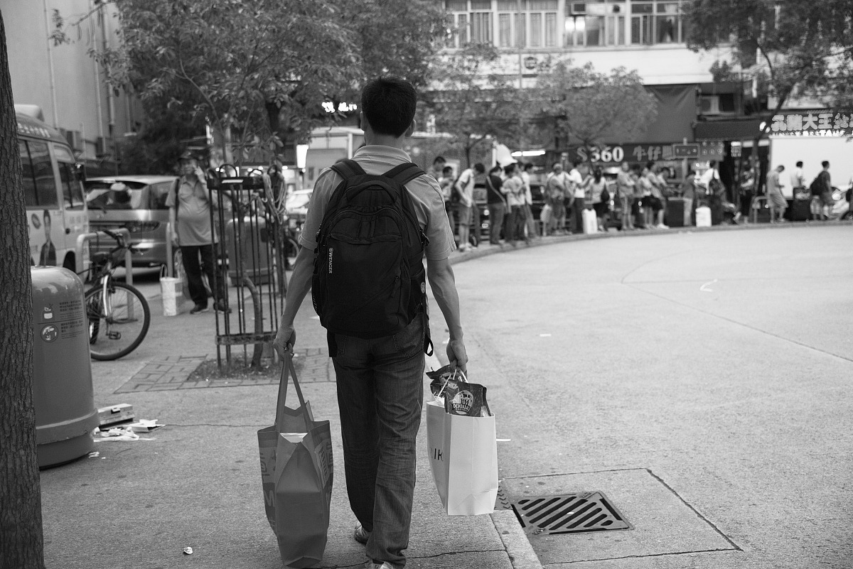 2015年5月6日,阿凌就职于深圳一家半事业性质的单位,利用业余时间往返