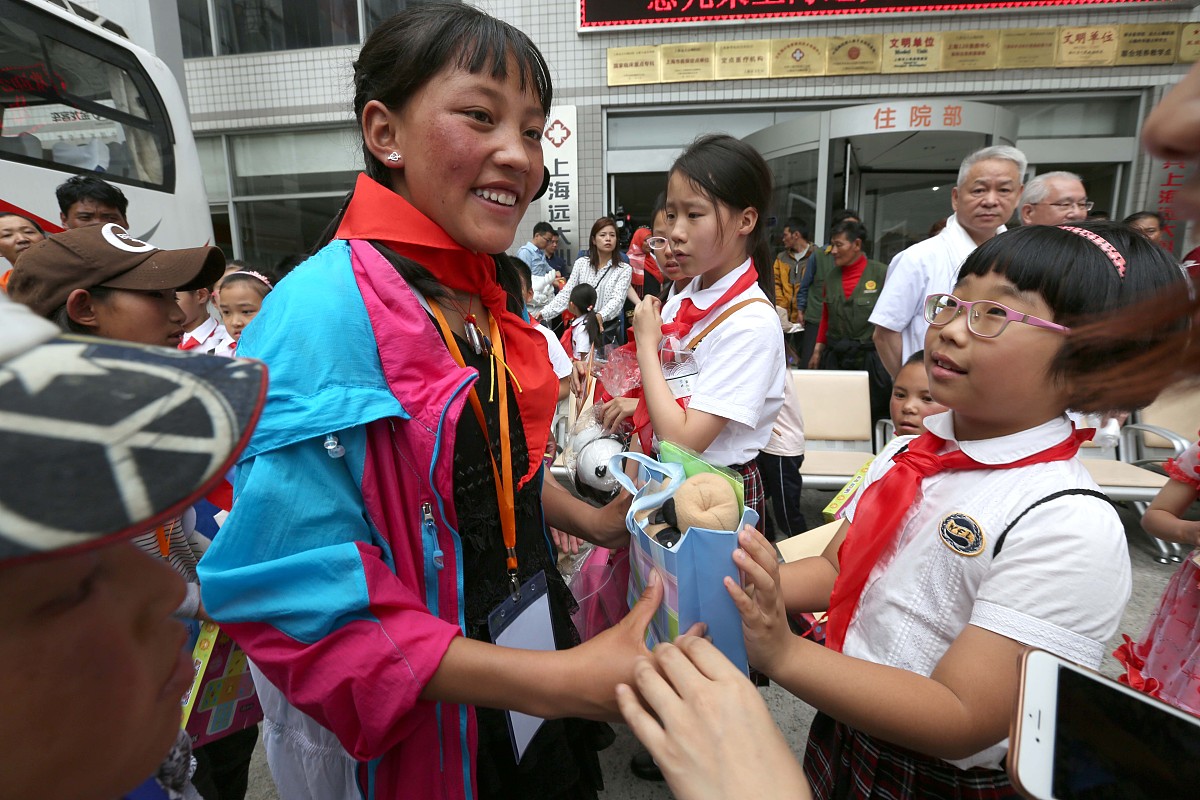 2016年6月26日,来自西藏阿里地区的35名孩子在父母的陪同下抵达上海,