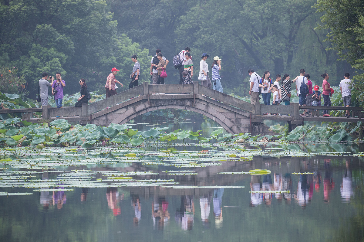 杭苏五一节假日四天三晚旅游攻略从29号开始5月3号回家要安排详细时间不要太紧要去当地特色的景点和餐厅要求避坑不要踩坑包括住的酒店也不要太贵酒店预算两百以内餐饮预算也差不多酒店和餐厅名说清楚给我推荐一下形成表格最终预算保持在2000以内
