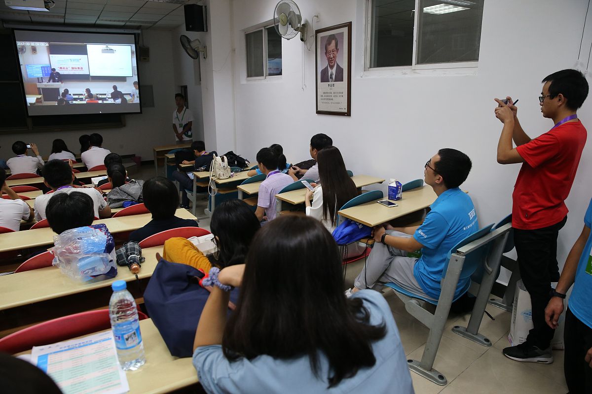 公益课堂项目计划书 - 帮助贫困地区孩子们实现梦想