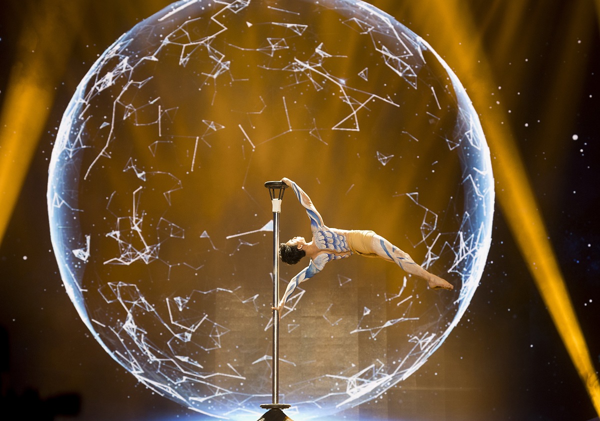 割裂的慧星之舞：岁月的轮回与重生