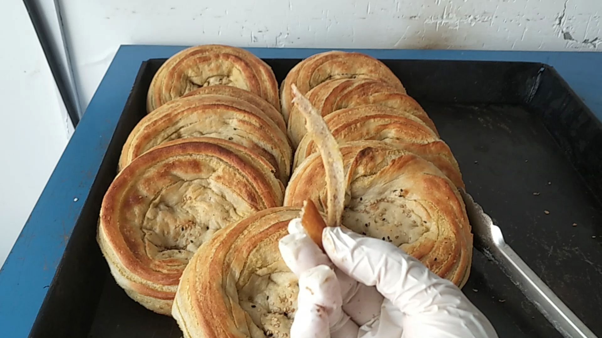这油酥烧饼卖疯了,个个都是回头客,大兜小摞的提……