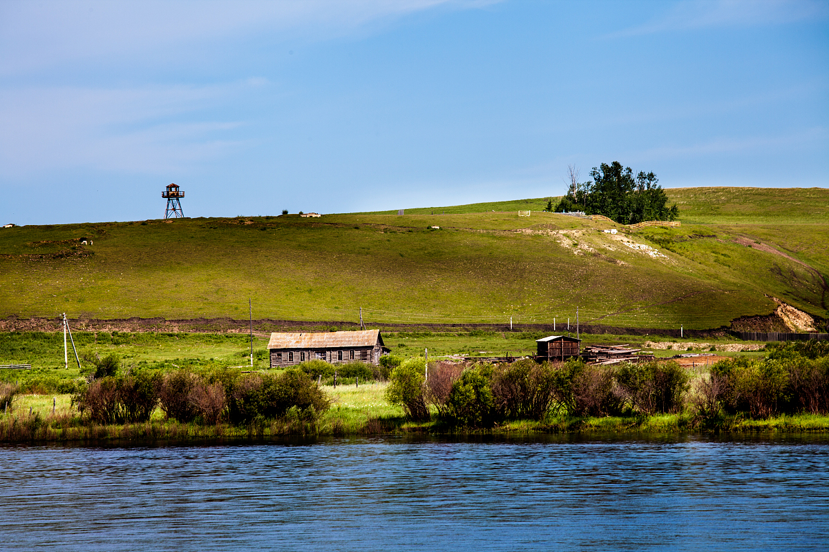 《额尔古纳河右岸》是中国历史上首部以鄂温克族为题材对其在中国东北地区的生活状况和一百多年来发生的变化进行描述的长篇小说。作者迟子建在小说中生动地向我们展现了自然的力量民族的文化宗教和习俗以及在不断变化的历史中所表现出来的一种复杂的人性内涵最重要的是向世人展示了原始而又神秘的萨满文化。鄂温克族萨满文化是历史上鄂温克人主要的宗教信仰。萨满作为一种精神文化的现象渗透到古代北方民族社会物质生活领域的各个方