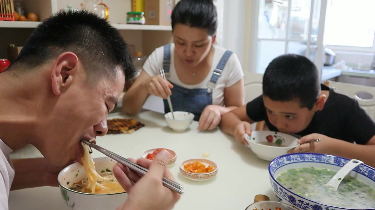 娘家爸爸给了一条鱼,小闹一条鱼做了一碗鱼卤面,看见汤我就馋了