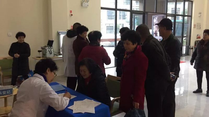 温州眼科医院志愿者为潘桥街道养老中心长者们