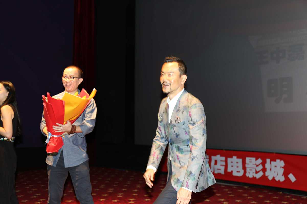 3请模仿博尔赫斯的写作手法男生女生同年同月同日生两个人兜兜转转最后幸福在一起的故事。