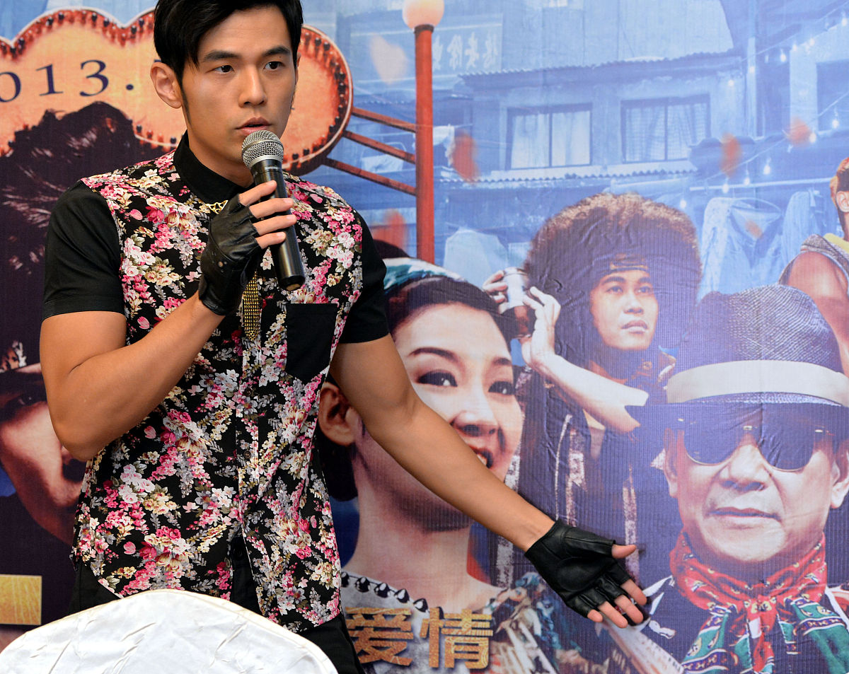 我给你几个描述你来猜是这个人是谁 中国 歌手 男生 《东风破》