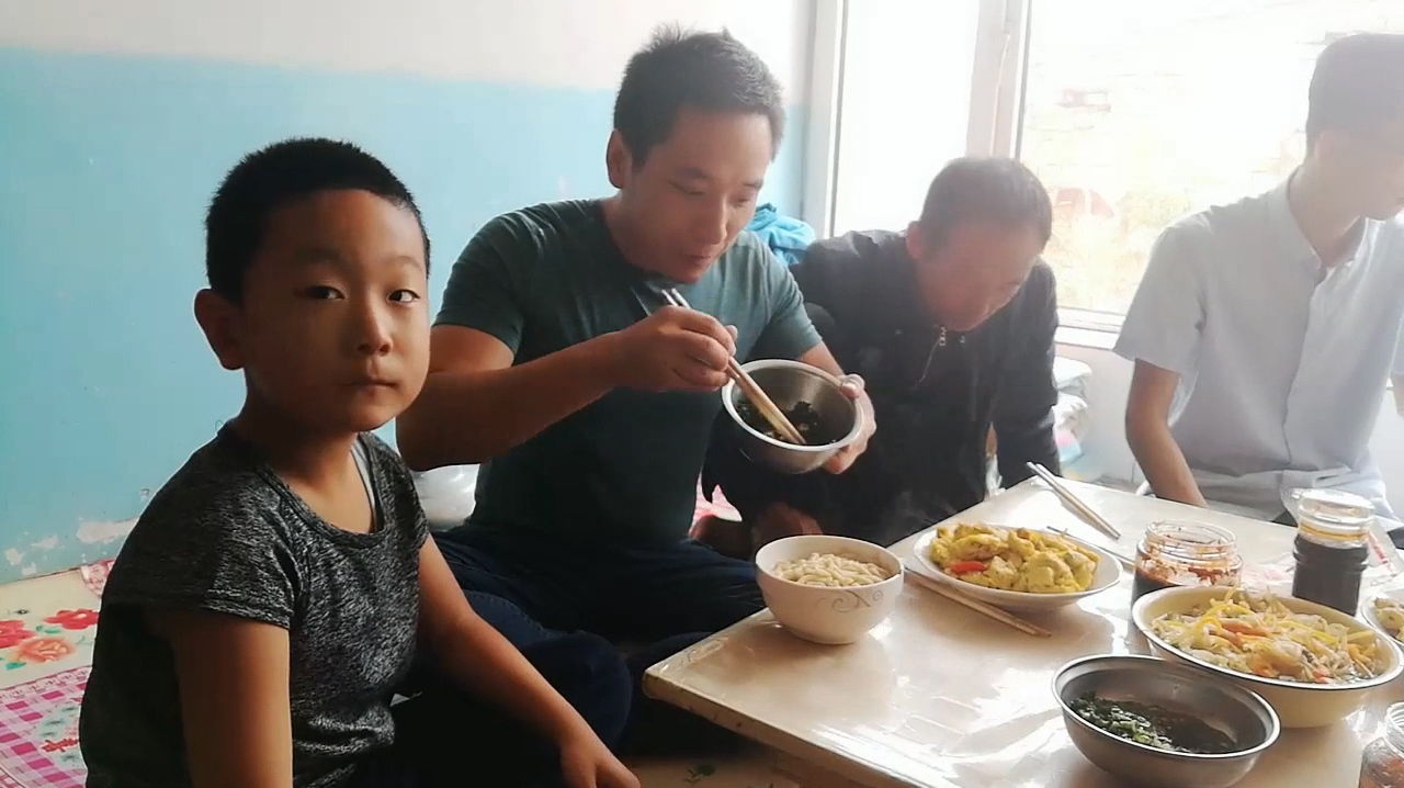 地道抿八股你吃过吗?好吃的抿八股来一碗!大人小孩一人一大碗!