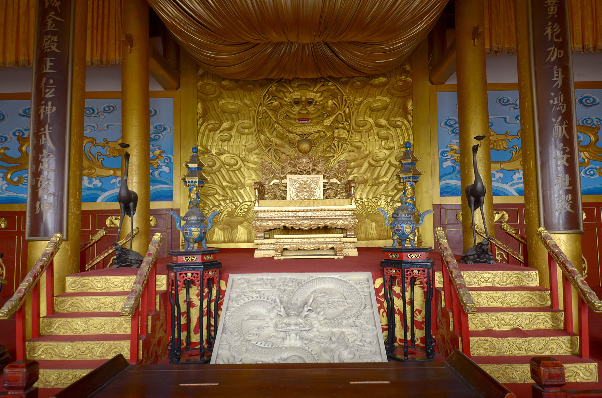 ***_***龙庭大殿上的金殿.  2013年02月16日,河南省开封市的龙庭公园.