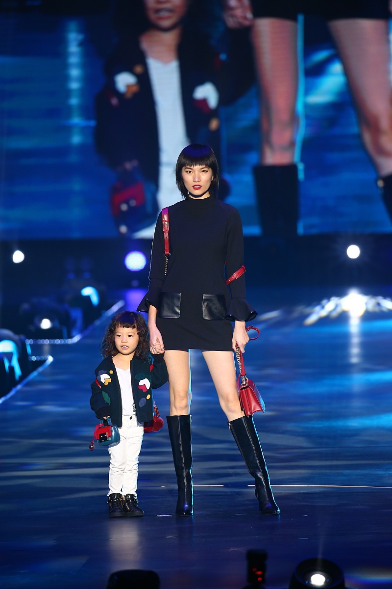 2016年10月23日,上海,天猫"全球潮流盛典".***_***超模辣妈李丹妮携女
