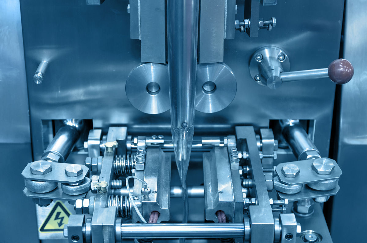 将以下内容降重机械制造行业是机械制造是现代生产中最基础的技术之一涉及到工业制造、农业生产、交通运输、航空航天、医疗卫生等各个领域。机械制造的发展历程与人类文明的演进息息相关从最早的手工制造到今天的自动化生产机械制造技术不断创新推动着社会的进步与发展。机械制造技术的发展与人类生活息息相关。机械化生产的出现使得生产效率大幅提高大规模生产成为可能从而推动着经济的发展。同时机械制造技术在交通运输、医疗卫生