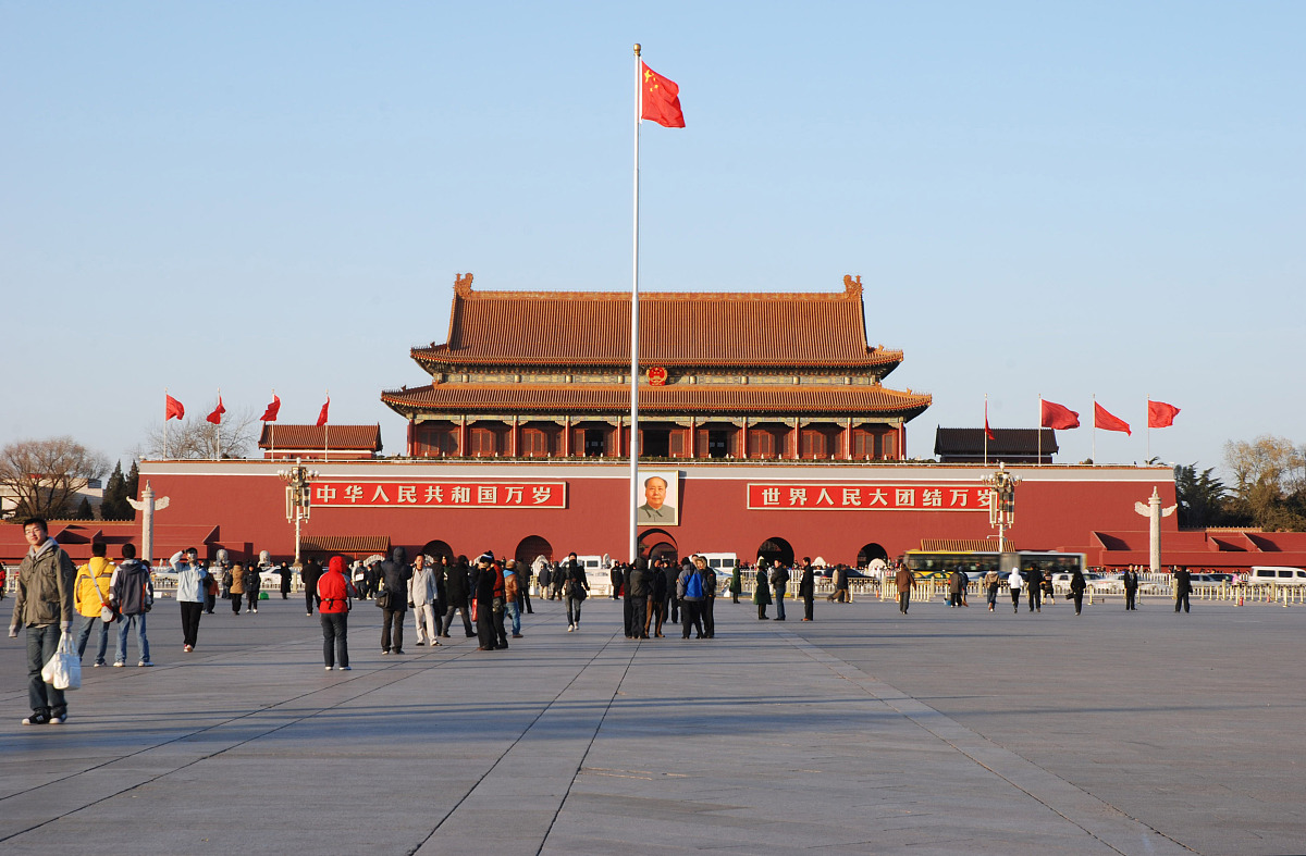 ***_*** 2008年12月5日,天安门广场位于北京市中心,南北长880米,东西