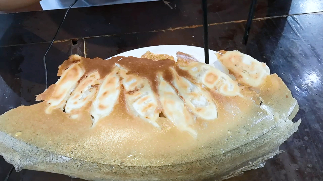 看起来和饺子差不多,底面呈深黄色,看起来像月牙形