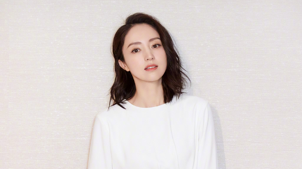 【董璇懒理新恋情传闻,带娃低调出行心情好,女儿抱紧玩偶萌态十足】日前董璇现身首都机场,她身