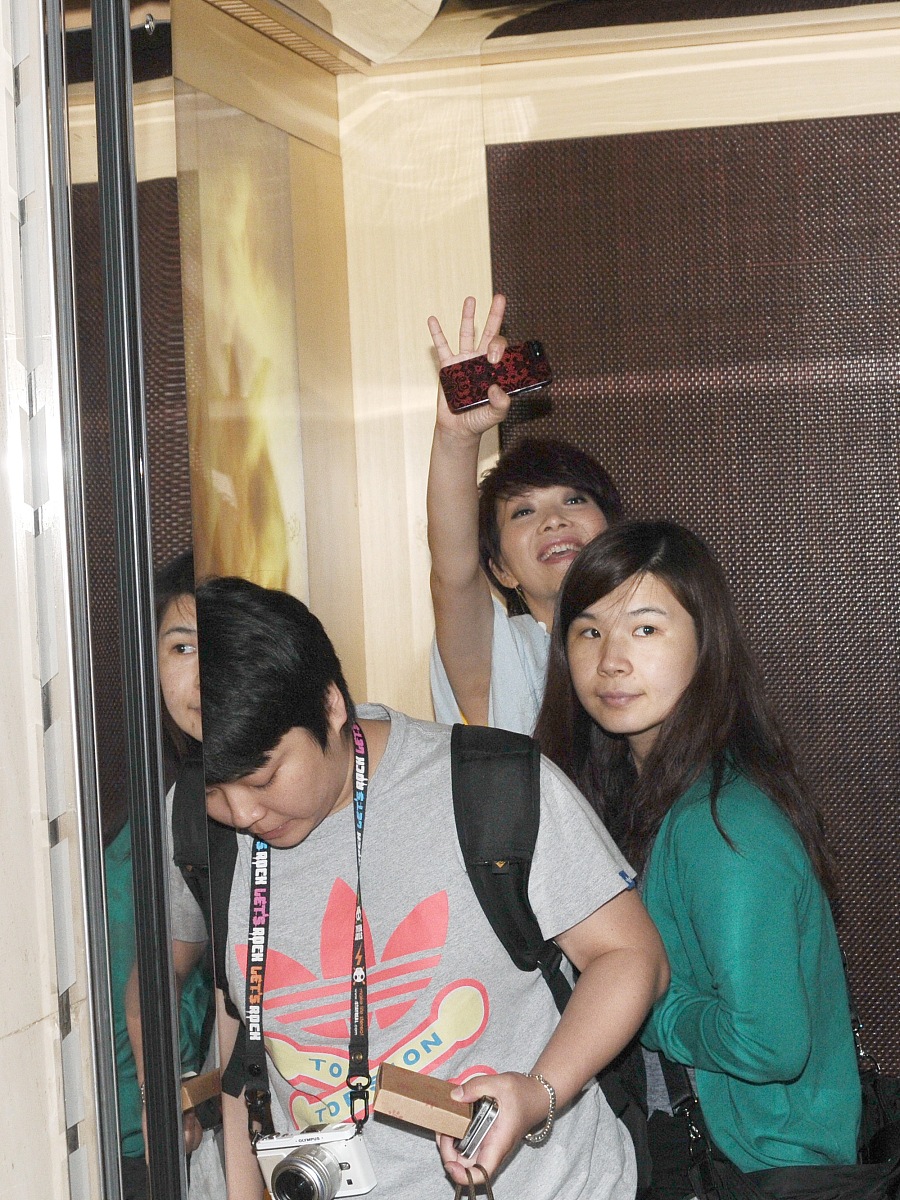 200字的作文“有两个孩子的打工人晓璐的一天”