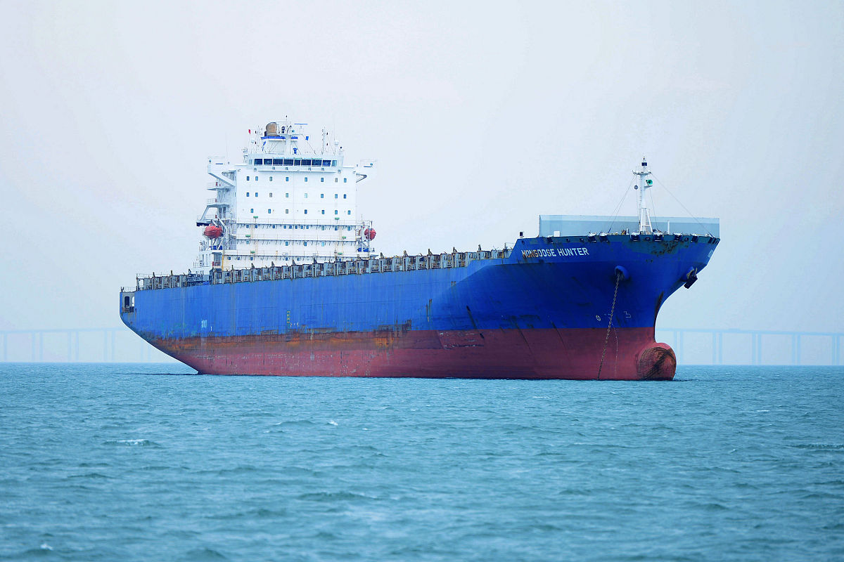 船舶预计今晚抵达目的港锚地，明天靠泊时间待定