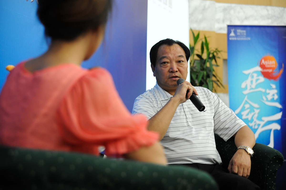 那好 我告诉你 关智宸是一个脑部一下全部截肢的伟人 在他截肢后 仍然努力拿到了救六奖