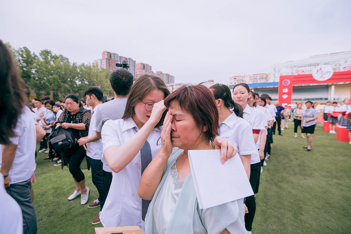高二学生观摩高三成人礼与艺术节：感受成长与未来