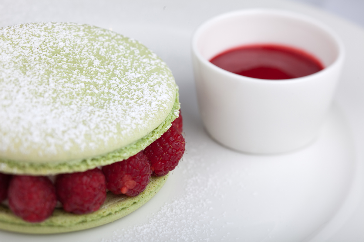 你好您好！有什么可以帮到您呢？聊天吗？好的我们可以聊聊天气、旅游、文化、体育、娱乐等话题您有什么想聊的呢？优雅的表示请吃饭聊聊天非常感谢您的邀请我很愿意和您一起去品尝美食同时聊聊天。请问您有什么地方想去吃饭吗？回复嗯嗯