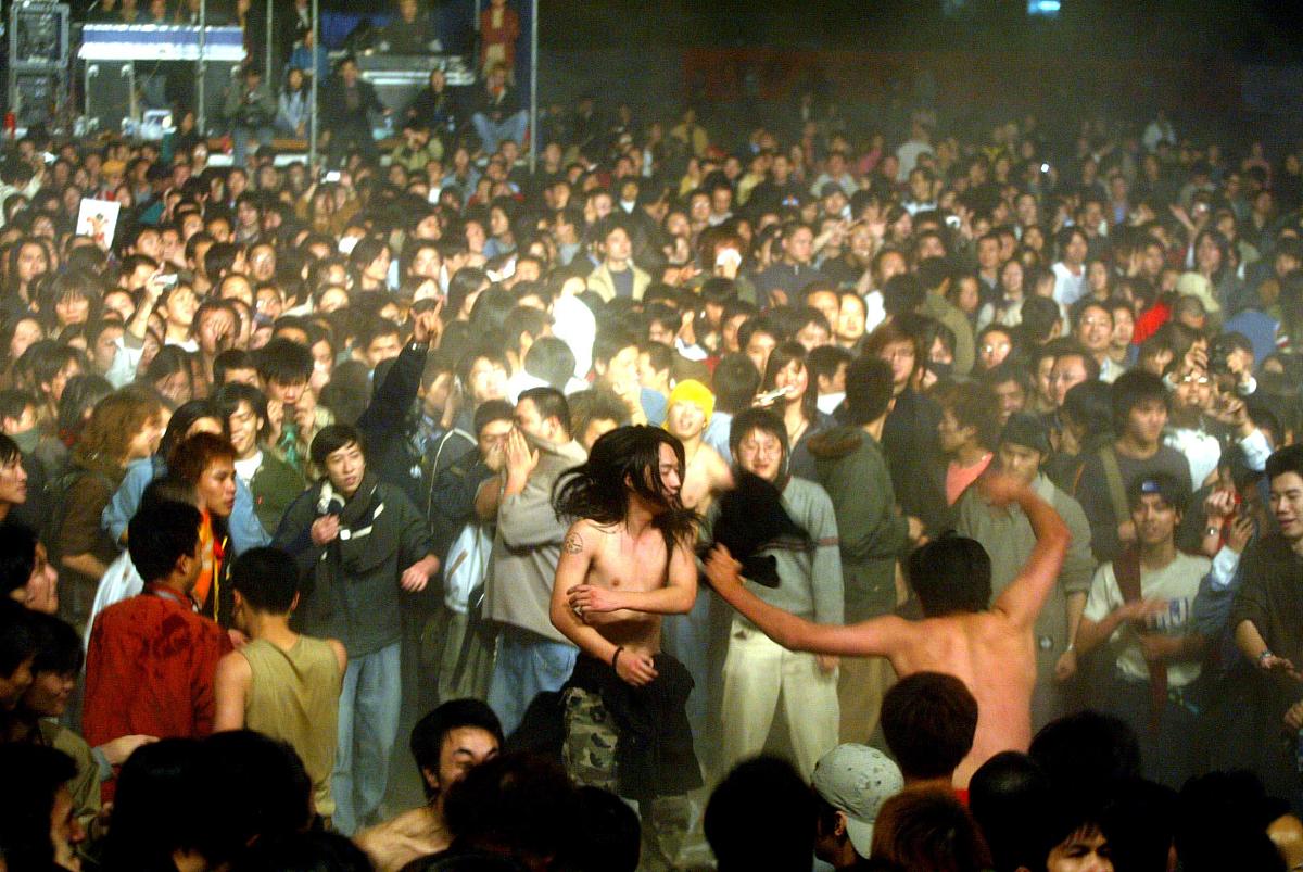 2003年12月31日,令人万纵瞩目的新年摇滚音乐会在广州时代玫瑰园举行.