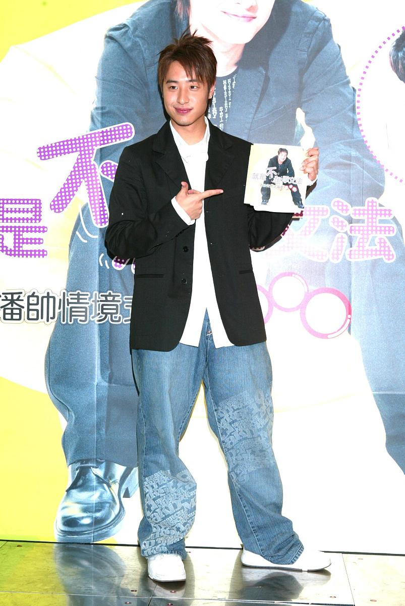 2004年6月24日,潘玮柏出书了,平日逗趣搞笑的他,当然要用不同的方式教