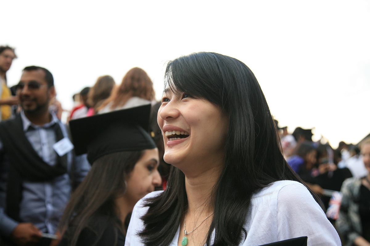 2012年5月30日,伦敦,250名来自100多个国家的留学生在英国伦敦齐抛毕