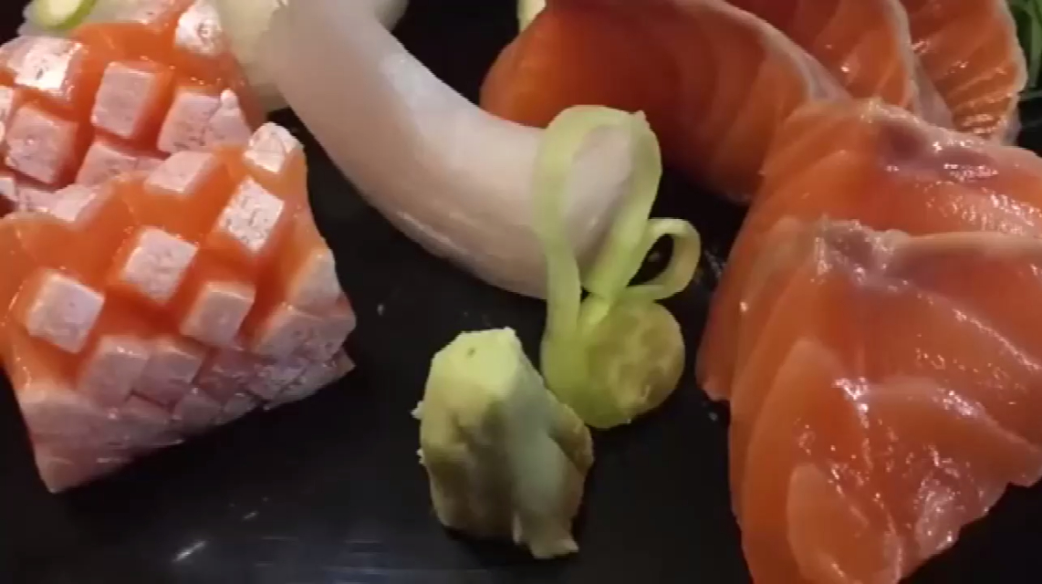 日本的三文鱼刺身摆盘,搭配的好到位,看上去食欲添加了不少