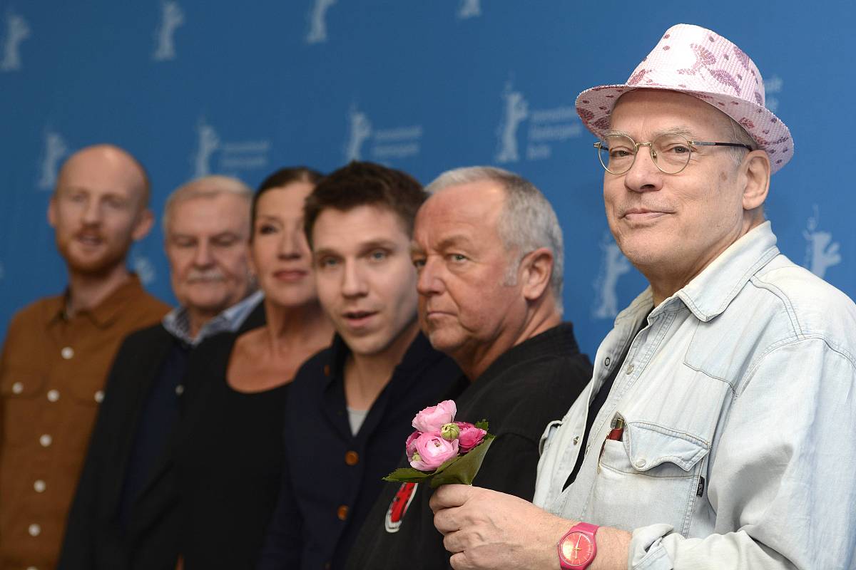 翻译道家主张 道法自然提出 无为丽治、以柔克刚等政治、军事策略对中国乃至世界的文化都产生了巨大的影响。为英语